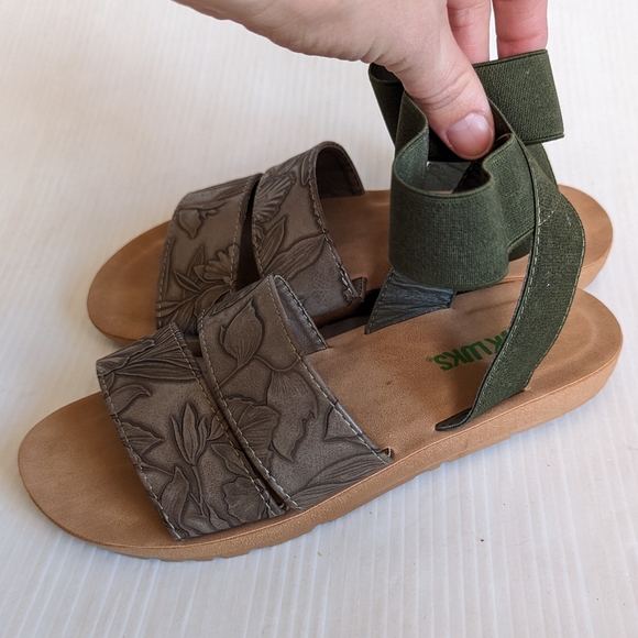 MUK LUKS women's strappy olive green sandals - Picture 10 of 11